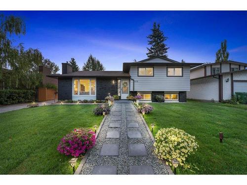 616 Cedarille Way Sw, Calgary, AB - Outdoor With Facade