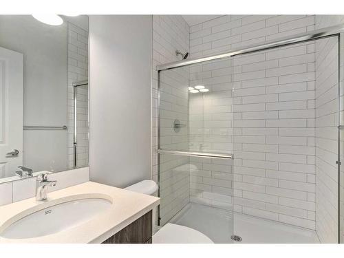 340 Magnolia Crescent Se, Calgary, AB - Indoor Photo Showing Bathroom