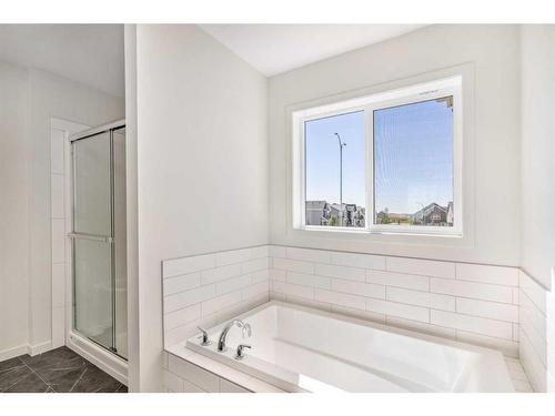 340 Magnolia Crescent Se, Calgary, AB - Indoor Photo Showing Bathroom