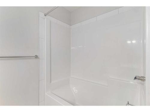 340 Magnolia Crescent Se, Calgary, AB - Indoor Photo Showing Bathroom