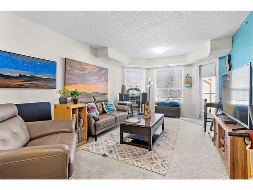 2327-1818 Simcoe Boulevard Sw, Calgary, AB - Indoor Photo Showing Living Room