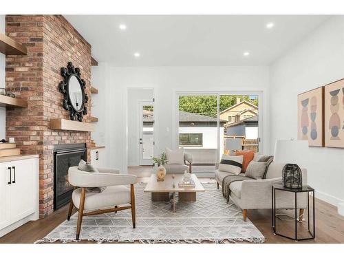 2610 6 Avenue Nw, Calgary, AB - Indoor Photo Showing Living Room