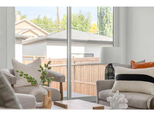 2610 6 Avenue Nw, Calgary, AB - Indoor Photo Showing Living Room