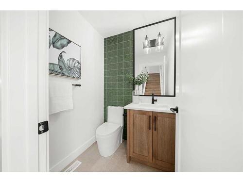 2610 6 Avenue Nw, Calgary, AB - Indoor Photo Showing Bathroom