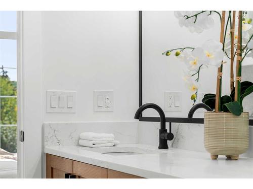 2610 6 Avenue Nw, Calgary, AB - Indoor Photo Showing Bathroom