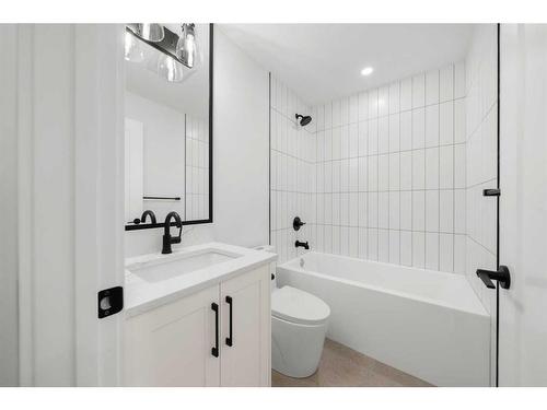 2610 6 Avenue Nw, Calgary, AB - Indoor Photo Showing Bathroom