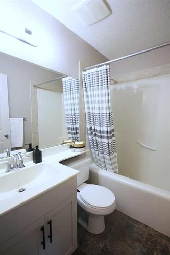 233 Evansdale Landing Nw, Calgary, AB - Indoor Photo Showing Bathroom