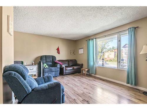 616 Marlborough Way Ne, Calgary, AB - Indoor Photo Showing Living Room