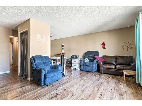 616 Marlborough Way Ne, Calgary, AB - Indoor Photo Showing Living Room