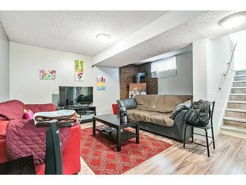 616 Marlborough Way Ne, Calgary, AB - Indoor Photo Showing Living Room