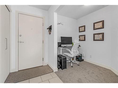 418-35 Richard Court Sw, Calgary, AB - Indoor Photo Showing Office