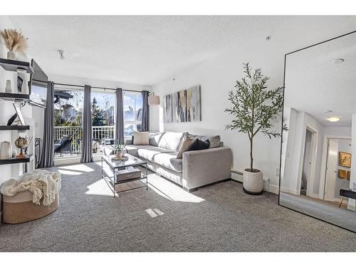 418-35 Richard Court Sw, Calgary, AB - Indoor Photo Showing Living Room