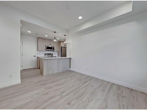 206-562 Seton Circle, Calgary, AB - Indoor Photo Showing Kitchen