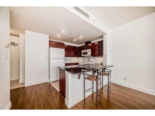 1405-55 Spruce Place Sw, Calgary, AB - Indoor Photo Showing Kitchen With Double Sink