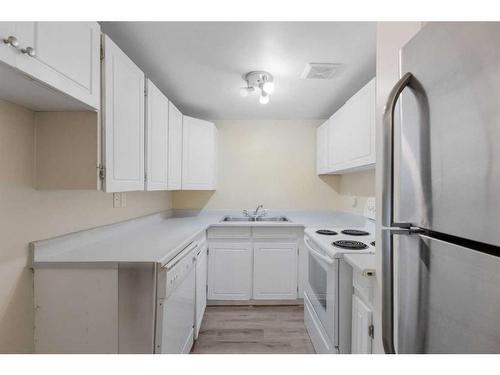 213-5404 10 Avenue Se, Calgary, AB - Indoor Photo Showing Kitchen With Double Sink