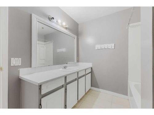 213-5404 10 Avenue Se, Calgary, AB - Indoor Photo Showing Bathroom