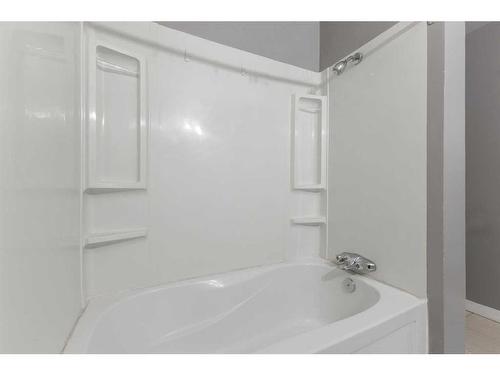 213-5404 10 Avenue Se, Calgary, AB - Indoor Photo Showing Bathroom