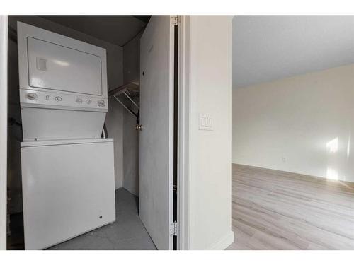 213-5404 10 Avenue Se, Calgary, AB - Indoor Photo Showing Laundry Room