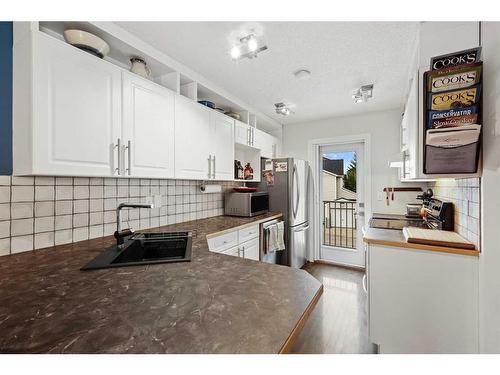 42 Inglewood Point Se, Calgary, AB - Indoor Photo Showing Kitchen