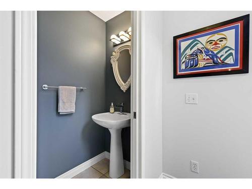 42 Inglewood Point Se, Calgary, AB - Indoor Photo Showing Bathroom