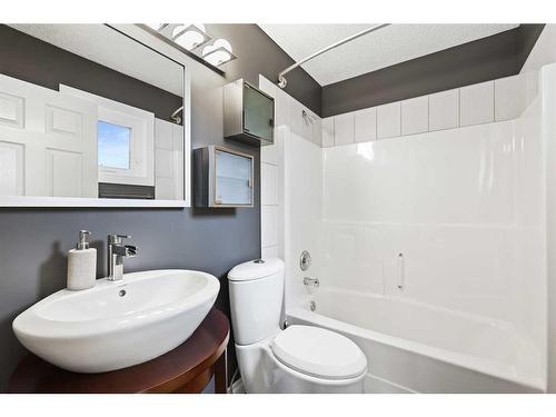 42 Inglewood Point Se, Calgary, AB - Indoor Photo Showing Bathroom