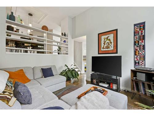 42 Inglewood Point Se, Calgary, AB - Indoor Photo Showing Living Room