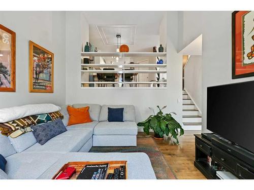 42 Inglewood Point Se, Calgary, AB - Indoor Photo Showing Living Room