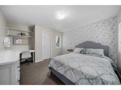 128 Elgin Estates Hill Se, Calgary, AB - Indoor Photo Showing Bedroom