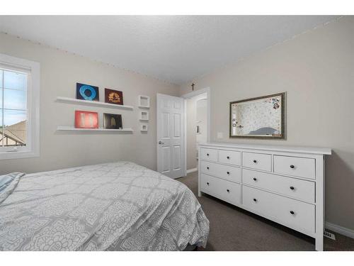 128 Elgin Estates Hill Se, Calgary, AB - Indoor Photo Showing Bedroom