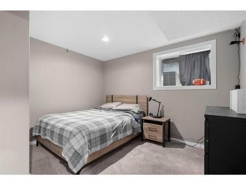 128 Elgin Estates Hill Se, Calgary, AB - Indoor Photo Showing Bedroom