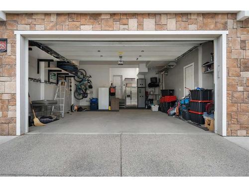 128 Elgin Estates Hill Se, Calgary, AB - Indoor Photo Showing Garage