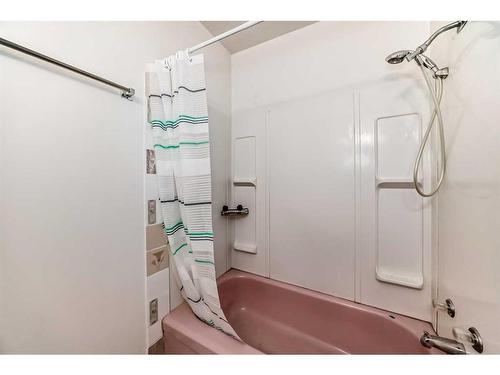 6303 Penbrooke Drive Se, Calgary, AB - Indoor Photo Showing Bathroom