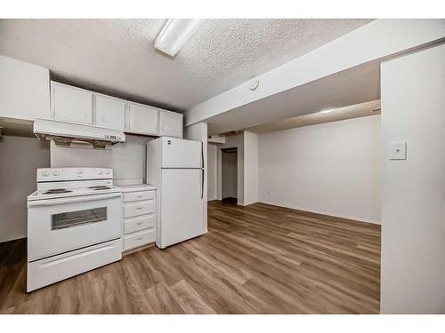 6303 Penbrooke Drive Se, Calgary, AB - Indoor Photo Showing Kitchen