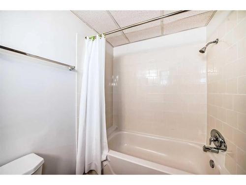 6303 Penbrooke Drive Se, Calgary, AB - Indoor Photo Showing Bathroom