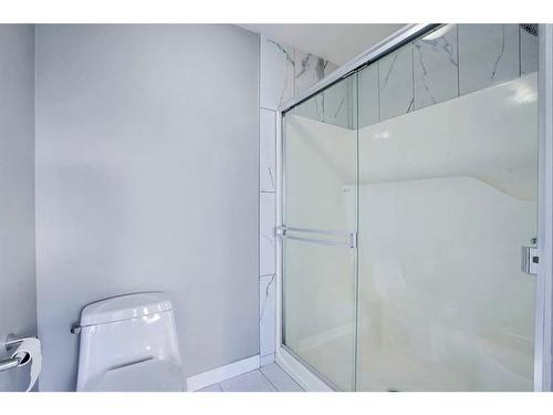 2034 38 Street Se, Calgary, AB - Indoor Photo Showing Bathroom