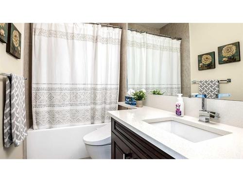 43 Lakes Estates Circle, Strathmore, AB - Indoor Photo Showing Bathroom