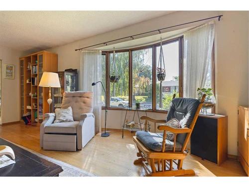 2920 5 Avenue Nw, Calgary, AB - Indoor Photo Showing Living Room