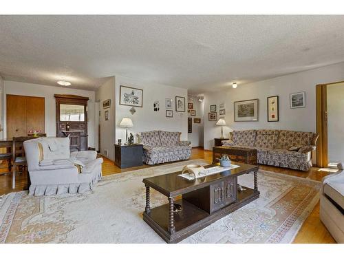 2920 5 Avenue Nw, Calgary, AB - Indoor Photo Showing Living Room