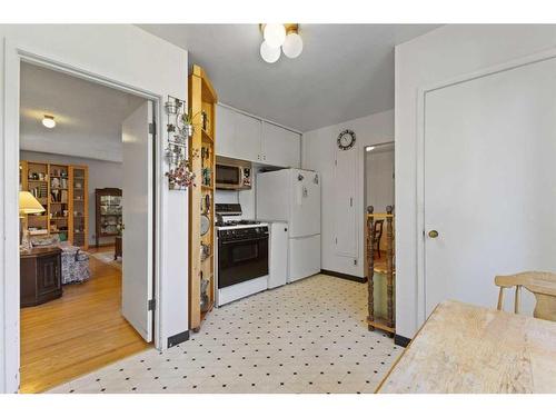 2920 5 Avenue Nw, Calgary, AB - Indoor Photo Showing Kitchen