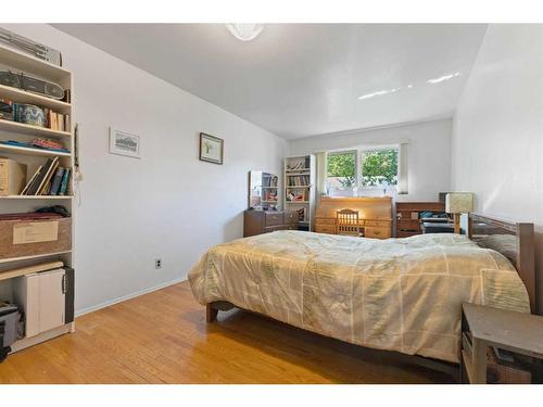 2920 5 Avenue Nw, Calgary, AB - Indoor Photo Showing Bedroom