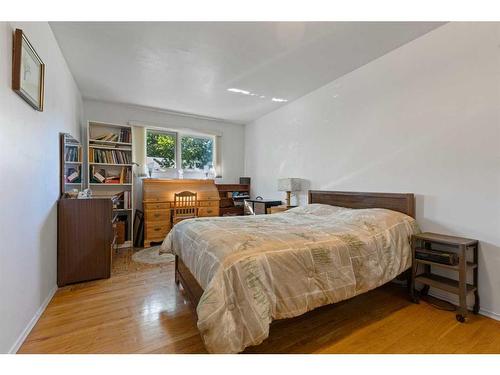 2920 5 Avenue Nw, Calgary, AB - Indoor Photo Showing Bedroom