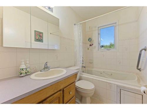 2920 5 Avenue Nw, Calgary, AB - Indoor Photo Showing Bathroom