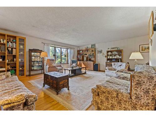 2920 5 Avenue Nw, Calgary, AB - Indoor Photo Showing Living Room