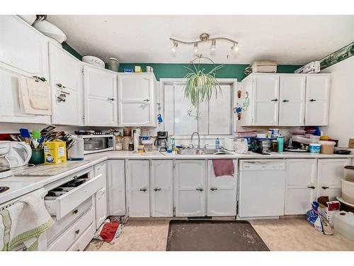 7918 33 Avenue Nw, Calgary, AB - Indoor Photo Showing Kitchen With Double Sink