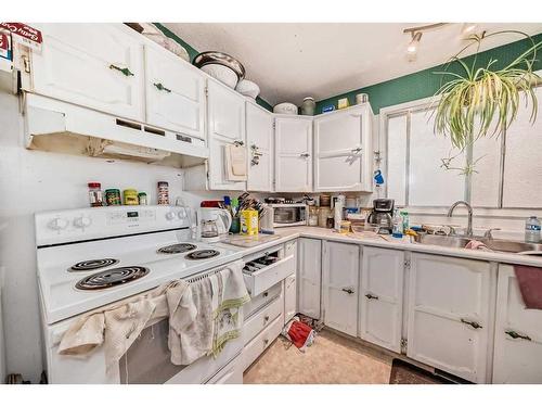 7918 33 Avenue Nw, Calgary, AB - Indoor Photo Showing Kitchen With Double Sink