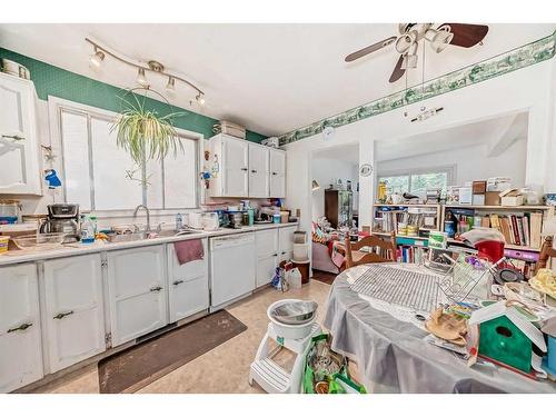 7918 33 Avenue Nw, Calgary, AB - Indoor Photo Showing Kitchen