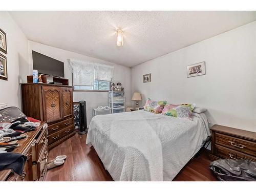 7918 33 Avenue Nw, Calgary, AB - Indoor Photo Showing Bedroom