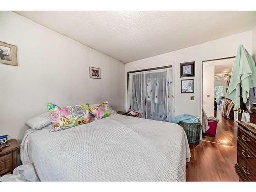 7918 33 Avenue Nw, Calgary, AB - Indoor Photo Showing Bedroom