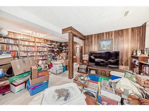 7918 33 Avenue Nw, Calgary, AB - Indoor Photo Showing Other Room