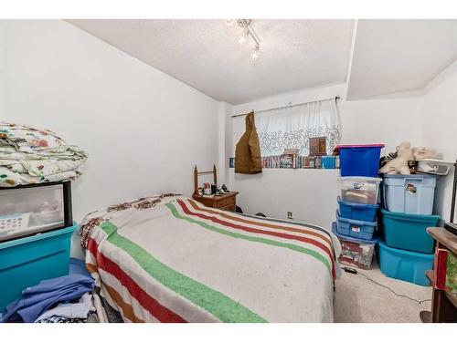 7918 33 Avenue Nw, Calgary, AB - Indoor Photo Showing Bedroom